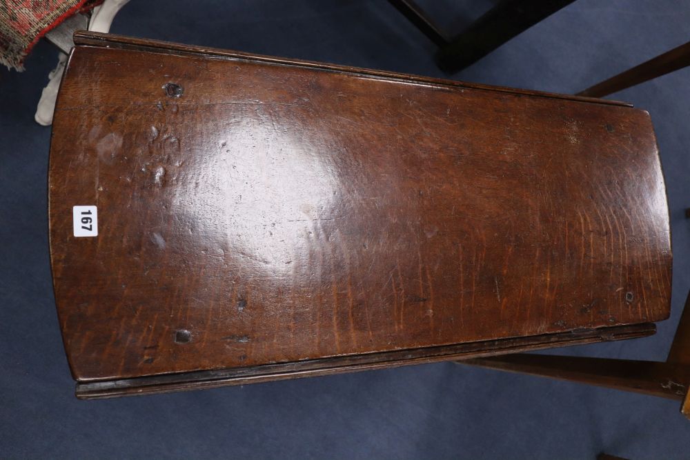 An 18th century oval gateleg table having baluster-turned underframe, width 91cm